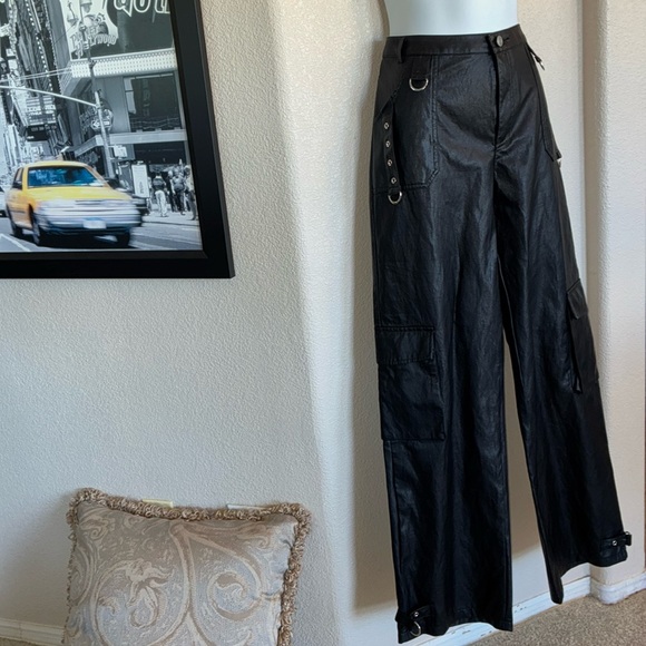 FASHION NOVA cargo pants, wide leg, black faux leather, zip, high waist. M - Picture 3 of 17